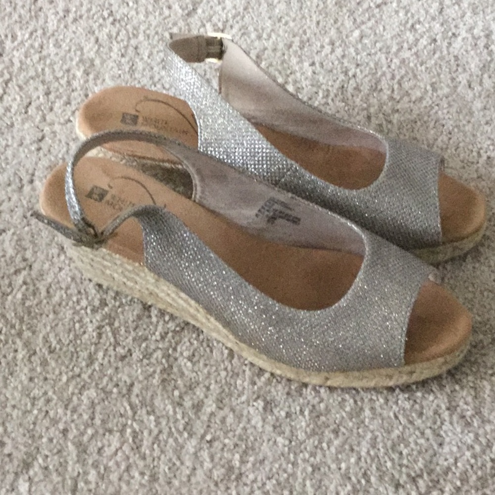 White Mountain metallic wedge open toe pumps